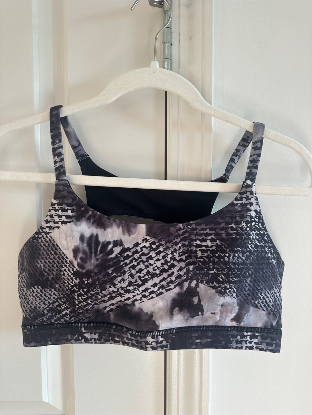 Black & Gray Patterned Sports Bra - Lightweight Support